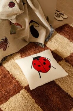 Ferm LIVING Forest Kissen Mit Stickerei, Marienkäfer -Heimtextilien 001 fermLIVING AW21 MaraKnottedRug ForestEmbroideredCushionLadybird ForestTapestryBlanket image 2