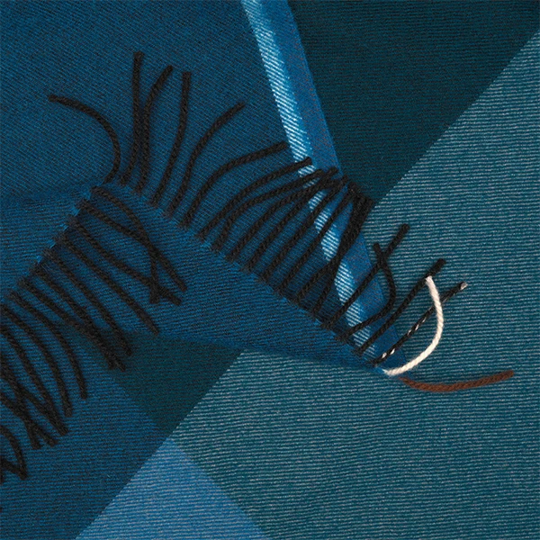 Vitra Decke Colour Block, Schwarz – Blau 5 Vitra Decke Colour Block, Schwarz – Blau – Bild 3