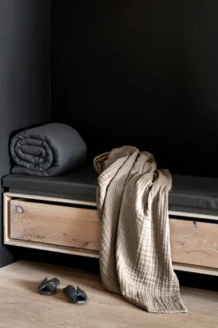 The Organic Company 6-lagige Weiche Decke, Lehmbraun 7 The Organic Company 6-lagige Weiche Decke, Lehmbraun -Heimtextilien 6Layer Soft Blanket Clay Lifestyle 01