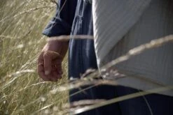 The Organic Company 6-lagige Weiche Decke, Steingrau -Heimtextilien 6Layer Soft Blanket Stone Lifestyle 01