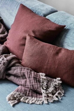 &Tradition Collect SC33 Decke, 260 X 260 Cm, Cloud – Bordeauxrot 8 &Tradition Collect SC33 Decke, 260 X 260 Cm, Cloud – Bordeauxrot -Heimtextilien ATD lifestyle 2020 Tradition Collect Heavy Linen Cushion SC28 Linen Cushion SC28 Cotton Throw SC33 Linen Bedspread SC31 web 1333x2000 1