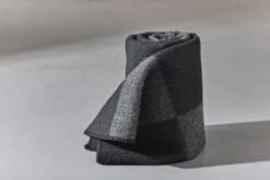 Ala Überwurf, 130 x 180 cm, Dunkelgrau - Schwarz -Heimtextilien Ala villahuopa 130x180 tharmaa musta anno hires