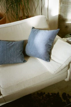 Artek Kissenbezug Rivi, 50 X 50 Cm, Blau – Weiß -Heimtextilien Artek Bouroullec Rivi Cushions Blue Photo Zara Pfeifer.jpg
