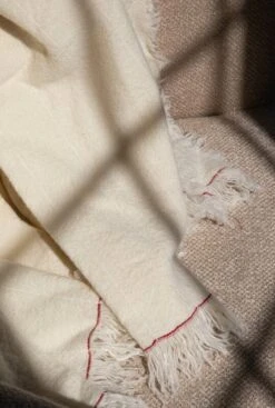 Menu Battus Decke, Elfenbein 10 Menu Battus Decke, Elfenbein -Heimtextilien Battus Throw sisustuskuva 2 VS