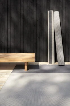 Beach In-Out Teppich, Perlgrau/Graphit -Heimtextilien Beach 15383040 pearl grey graphite ends with fringes Big Stripe and River rug rolls woodnotes