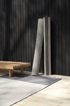 Beach In-Out Teppich, Perlgrau/Graphit -Heimtextilien Beach 15383040 pearl grey graphite ends with fringes River and Bir Stripe rug rolls woodnotes