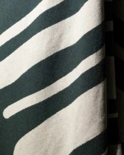 Brush Decke, Grün - Porzellanweiß -Heimtextilien Brush Nicholai Green CloseUp role