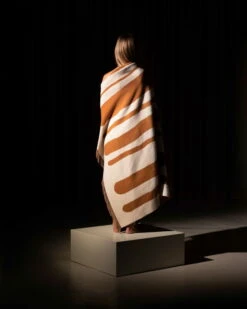 Brush Decke, Hellbraun - Milchweiß 12 Brush Decke, Hellbraun - Milchweiß -Heimtextilien Brush Nicholai Tan Model role