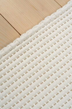 Piccolo 2 Teppich, Weiß – Weiß 11 Piccolo 2 Teppich, Weiß – Weiß -Heimtextilien Detail Piccolo 2 17116001 col white white hand woven edge detail woodnotes