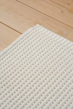 Piccolo 2 Teppich, Weiß – Weiß 9 Piccolo 2 Teppich, Weiß – Weiß -Heimtextilien Detail Piccolo 2 17116001 col white white hand woven end detail woodnotes