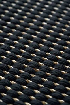 Duetto 1 Teppich, Natur – Schwarz -Heimtextilien Duetto 1 17101002 colnatural black hand woven 2 detail