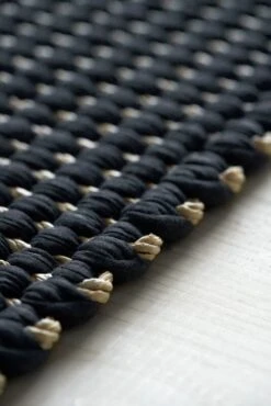 Duetto 1 Teppich, Natur – Schwarz -Heimtextilien Duetto 1 17101002 colnatural black hand woven 3 detail