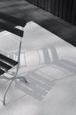 Grain In-Out Teppich, Grau Melange/Sandweiß 11 Grain In-Out Teppich, Grau Melange/Sandweiß -Heimtextilien Grain 15520205 melange grey light sand ends with fringes woodnotes 1