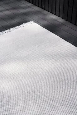 Grain In-Out Teppich, Grau Melange/Sandweiß 9 Grain In-Out Teppich, Grau Melange/Sandweiß -Heimtextilien Grain 15520205 melange grey light sand ends with fringes woodnotes 2