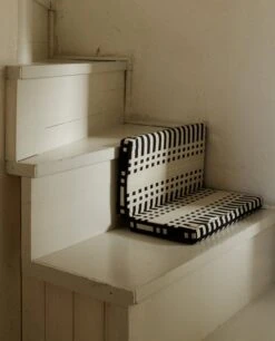 Step Kissen, Nereus, Schwarz 9 Step Kissen, Nereus, Schwarz -Heimtextilien HanniKoroma STEP pillow lokalhelsinki2020 2