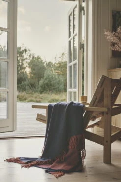 Franja Überwurf, Burgunderrot/Blau 8 Franja Überwurf, Burgunderrot/Blau -Heimtextilien Heg Mller 201027 Silkeborg Uld spinderi1763 copy