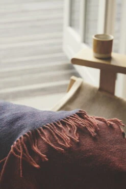 Franja Überwurf, Burgunderrot/Blau 9 Franja Überwurf, Burgunderrot/Blau -Heimtextilien Heg Mller 201027 Silkeborg Uld spinderi1767 copy