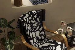 Iittala OTC Cheetah Decke, Schwarz-Weiß -Heimtextilien Iittala 2021 OTC Blanket cheetah Mug Birdie Cheetah Helle 01
