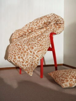 Iittala OTC Cheetah Bettbezug-Set, 150 × 210 cm, Braun -Heimtextilien Iittala 2022 Oiva Toikka Cheetah duvet 01