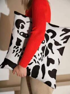 Iittala OTC Cheetah Kissenbezug, 47 X 47 Cm, Schwarz - Weiß 10 Iittala OTC Cheetah Kissenbezug, 47 X 47 Cm, Schwarz - Weiß -Heimtextilien Iittala 2022 Oiva Toikka Cheetah pillow 01