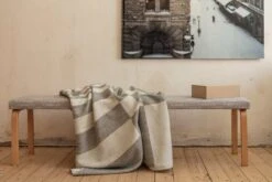 Decke Gaia -Heimtextilien Johanna Gullichsen Triton light grey upholstery and Gaia blanket