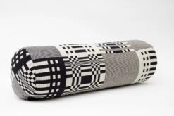 Tilkku Kissenrolle, Schwarz -Heimtextilien Johanna Gullichsen Tube cushion Tilkku black 3
