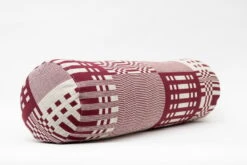 Tilkku Kissenrolle, Bordeauxrot -Heimtextilien Johanna Gullichsen Tube cushion Tilkku bordeaux 3
