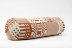 Tilkku Kissenrolle, Ziegelrot 7 Tilkku Kissenrolle, Ziegelrot -Heimtextilien Johanna Gullichsen Tube cushion Tilkku brick 3