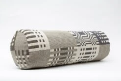 Tilkku Kissenrolle, Bleigrau 6 Tilkku Kissenrolle, Bleigrau -Heimtextilien Johanna Gullichsen Tube cushion Tilkku lead 3