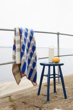 Kvam Überwurf 135 X 200 cm, Blau 12 Kvam Überwurf 135 X 200 cm, Blau -Heimtextilien KVAM 5214 M