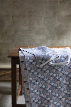 Tulppaani Decke, 130 X 240 Cm, Rosa – Blau -Heimtextilien Lapuan Kankurit TULPPAANI rosa