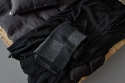 Ala Überwurf, 130 x 180 cm, Dunkelgrau - Schwarz -Heimtextilien Linne pellavapussilakanasetti 150x210 50x60 musta Ala villahuopa 130x180 tharmaa musta anno lores