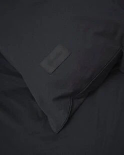 Nude Jersey Kopfkissenbezug, Verwaschenes Schwarz 8 Nude Jersey Kopfkissenbezug, Verwaschenes Schwarz -Heimtextilien MAGNIBERG NUDE WASHED JERSEY BLACK 026