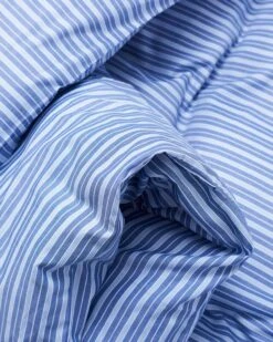 Wall Street Oxford Bettbezug, Mittelblau Gestreift 12 Wall Street Oxford Bettbezug, Mittelblau Gestreift -Heimtextilien MAGNIBERG WALLSTREET OXFORD STRIPE MEDIUM BLUE 047
