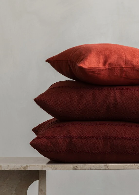 Menu Losaria Kissen, 60 × 60 cm, Sienarot 5 Menu Losaria Kissen, 60 × 60 cm, Sienarot – Bild 3