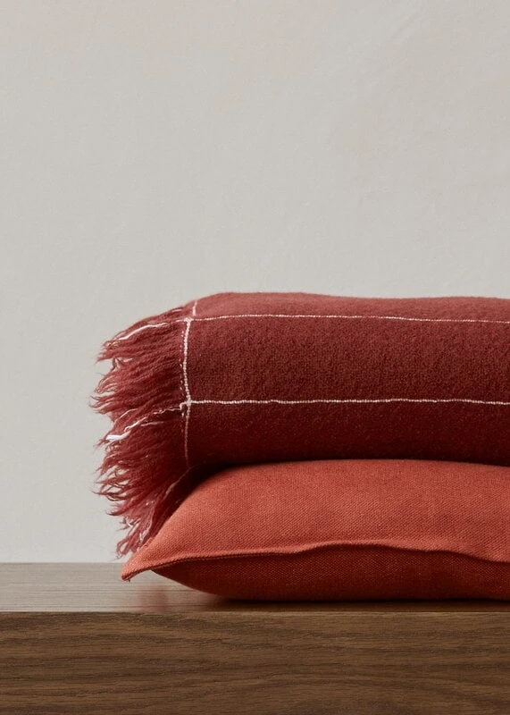 Menu Mimoides Kissen, 40 × 40 cm, Sienarot 6 Menu Mimoides Kissen, 40 × 40 cm, Sienarot – Bild 4