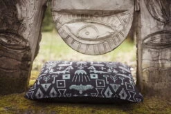 Maailman Synty Kissenbezug, 60 X 80 Cm, Schwarz - Weiß 7 Maailman Synty Kissenbezug, 60 X 80 Cm, Schwarz - Weiß -Heimtextilien Maailman synty interior pillow large 2 Photo Unto Rautio hi res