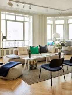 Hay Moiré Kelim Teppich, Zimtbraun -Heimtextilien Mags Soft 3 Seater comb 4 right Metaphore 027 beige stitching Moire Kelim cinnamon CPH Deux 215 Bench L140xW35xH45 pearl white laminate pearl white plywood