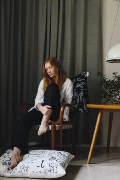 Onnenmaa Kissenbezug, 60 X 80 Cm, Weiß – Schwarz 8 Onnenmaa Kissenbezug, 60 X 80 Cm, Weiß – Schwarz -Heimtextilien Onnenmaa Saana ja Olli 2017 hi res kuva Suvi Keslinen 11