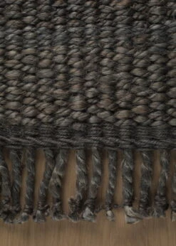 Fringe Hemp Teppich, Dunkelbraun -Heimtextilien ROOTS LIVING FRINGE HEMP DARK BROWN CLOSE UP 2 2022