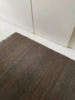 Fringe Hemp Teppich, Dunkelbraun -Heimtextilien Roots Living Fringe Hemp dark borwn interior5