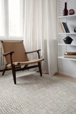 Ketju Teppich, Weiß - Getreidebraun -Heimtextilien Roots Livinginterior1 Ketju white grain