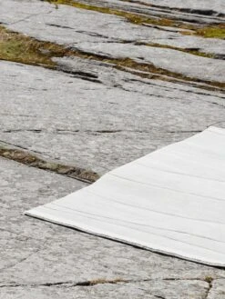 Rock Teppich, Hellgrau -Heimtextilien RootsLiving Rock Light Grey carpet DSC9301 web