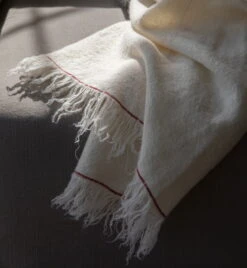 Menu Battus Decke, Elfenbein 12 Menu Battus Decke, Elfenbein -Heimtextilien Sisustuskuva Battus Throw 3 VS