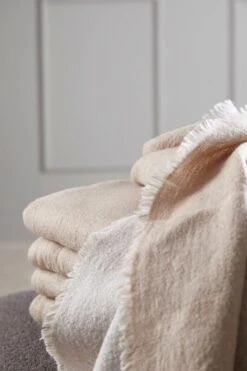 Woud Double Überwurf, Cremeweiß - Beige -Heimtextilien WOUD AW22 DOUBLE