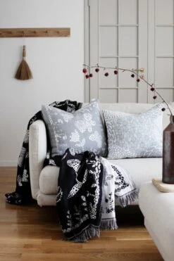 Aamos Kissenbezug, 45 X 45 Cm, Weiß – Grau -Heimtextilien aamos blanket aamos cushion cover ruut cushion cover design heini riitahuhta 1.jpg 28129 1