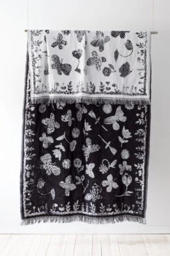 Aamos Decke, Weiß – Schwarz 7 Aamos Decke, Weiß – Schwarz -Heimtextilien aamos blanket by heini riitahuhta