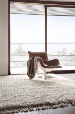 Paimen Fransenteppich Aus Wolle, Naturweiß -Heimtextilien anno collection SS21 paimen rug wool shaggy puro waffle throws organic cotton