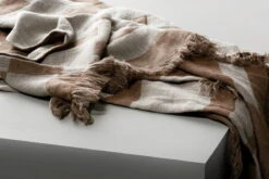 Oras Decke, 140 x 190 cm, Brown Sugar – Natur -Heimtextilien anno 01 SS21 oras throw linen brown sugar natural hires
