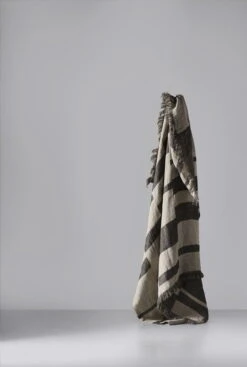 Oras Decke, 140 x 190 Cm, Schwarz – Natur 11 Oras Decke, 140 x 190 Cm, Schwarz – Natur -Heimtextilien anno SS21 oras throw linen black natural hires